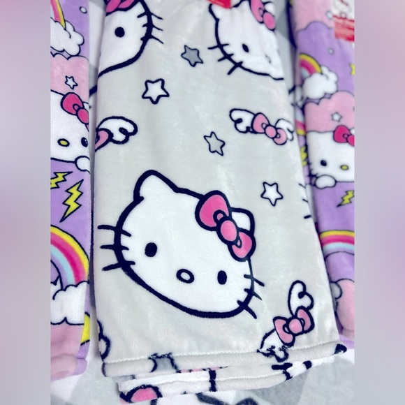 🚨🥳BNWT HELLO KITTY VIRAL BLANKETS SELLING IN BUNDLE AND OR INDIVIDUALLY!! 🥳🚨 - Picture 3 of 4